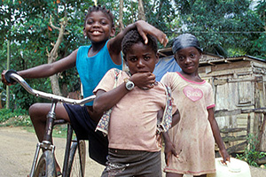 Kinder in einem kleinen Dorf