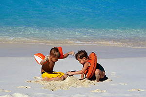 Zwei Jungs spielen mit Sand