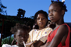 Drei Maedchen in einem Dorf bei Punta Cana