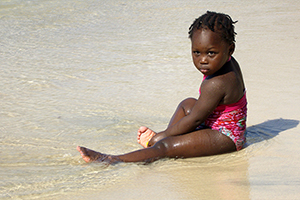 Kleinkind im Wasser am Strand